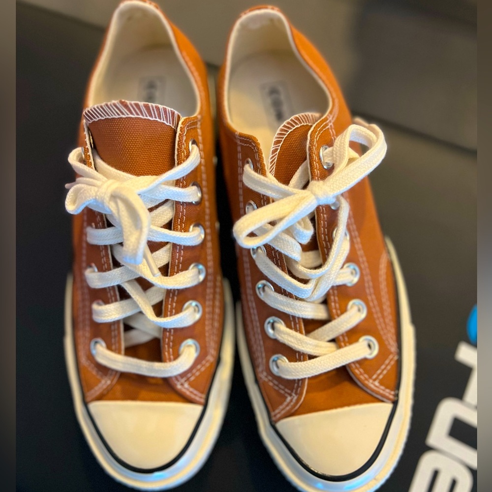 BNIB converse chucks on tops in Clay